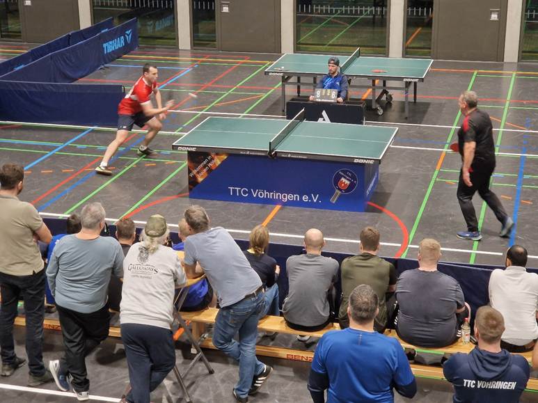 Ein Bild, das Person, Kleidung, Mann, Schuhwerk enth�lt.

KI-generierte Inhalte k�nnen fehlerhaft sein.