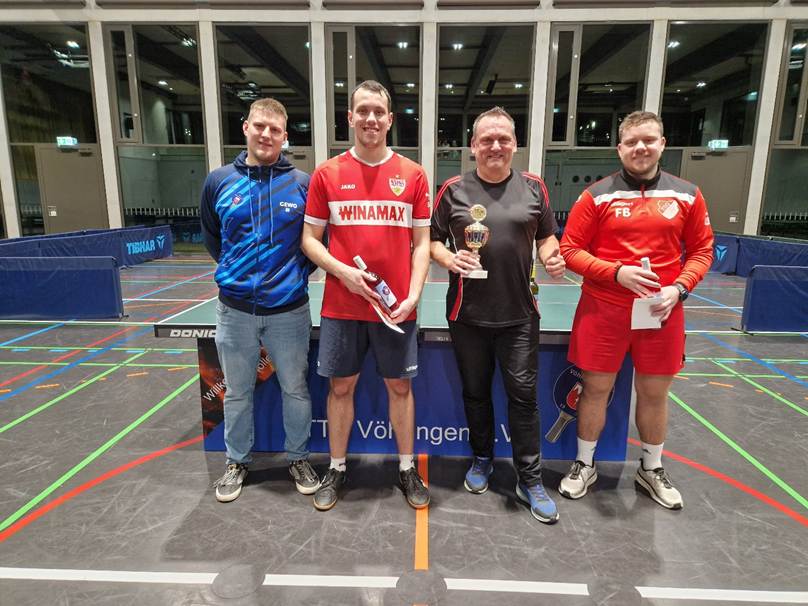 Ein Bild, das Person, Kleidung, Schuhwerk, L�cheln enth�lt.

KI-generierte Inhalte k�nnen fehlerhaft sein.